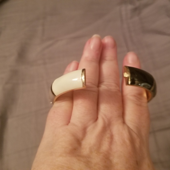 Hinged Bracelet Black / Tan / White Enameled - Picture 7 of 8